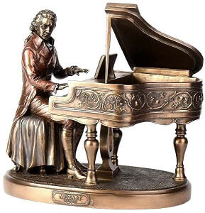 skulptur af Mozart ved klaveret